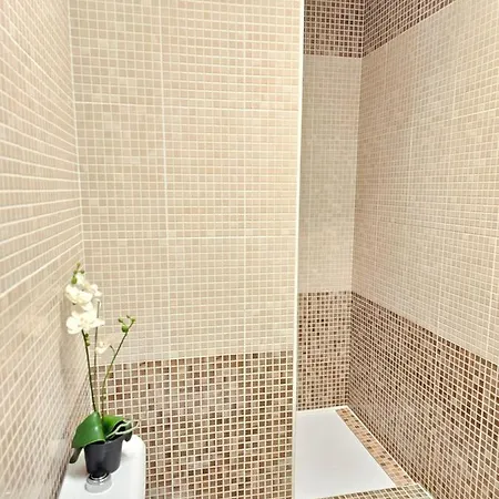 Holidays & Pool ,aircond , Americas Apartment